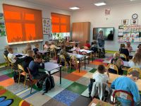 04. Dzieci słuchają czytającej nauczycielki.