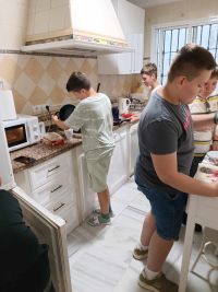 32. Dzieci gotują.