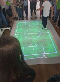 09 Dzieci grają na dywanie interaktywnym