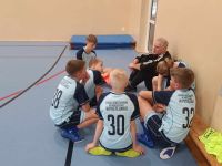 08. Chłopcy naradzają się z trenerem.