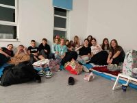 1. Ósmoklasiści pozują do wspólnego zdjęcia