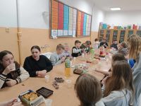 4. Dzieci jedzą.