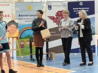 04. Pani wójt, pani dyrektor, pani prezes stowarzyszenia na tle banerów