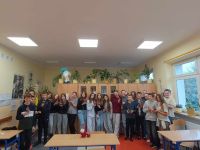 5. Klasa 7 pozuje do zdjęcia z prezentami od Świętego Mikolaja.