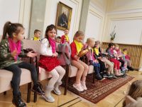 4. Dzieci aktywnie słuchają koncertu i oglądają skrzypce.