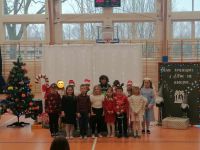 6. Klasa IIa śpiewa kolędę.