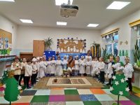 1. Jasełka - Dzieci witają rodziców i pozują do zdjęcia