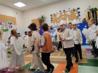 6. . Jasełka - Pastuszkowie z Aniołkami podążją do Betlejem z kolędą ,,Do stajenki''