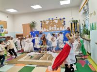 7.  Jasełka - Taniec aniołków, pasterzy i króli ze śpiewem pastorałki ,,Gore gwiazda Jezusowi''..