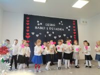 4. Koncert życzeń dla babci i dziadka - dzieci w rytmie walczyka  śpiwają piosenkę Babcia i dziadek tańcza walczyka,