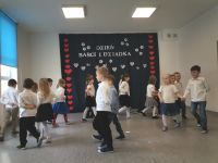 9.  Dzień Babci i Dziadka - Dzieci tańczą poloneza