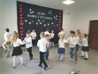 10.  Dzień Babci i Dziadka - Taniec narodowy dzieci ze śpiewem piosenki dzieci.