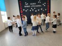 16. Dzień Babci i Dziadka w kl. 0A - dzieci tańczą poloneza w parach.