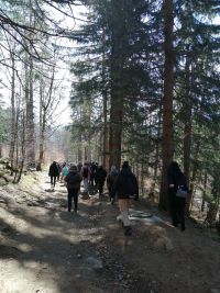 18. Dzieci na ścieżce w górach