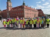 1. Dzieci pozują do zdjęcia przed Zamkiem Królewskim. (1)