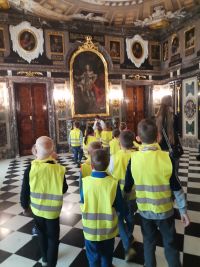 12.  Dzieci zwiedzają Pokój marmurowy zamku.