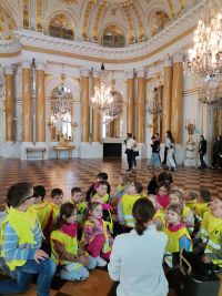 14. Lekcja muzealna - dzieci z uwagą słuchają ciekawostek o królu Stanisławie.