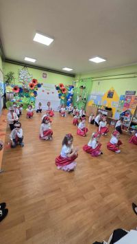 1. Biedronki przygotowują się do tańca