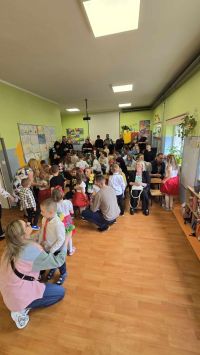 9. Wręczenie rodzicom przygotowanych prezentów