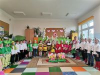1. Dzień Mamy i Taty - dzieci witają Rodziców i pozują do zdjęcia.