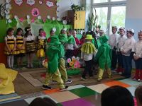 5.  Mali aktorzy - świerszcze szukają  z mamą i tatą zaginionej żabki.