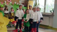 9. Dobre  bociany przyprowadzili  zaginioną żabkę zmartwionej mamie.