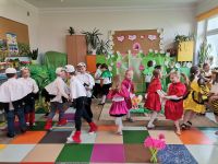 13. Taniec finałowy aktorów w przedstawieniu.