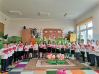 15. Dzieci śpiewają piosenkę ,Puk, puk serce bije.