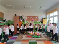 16. Taniec dla Rodziców z piosenką Kwiatowy walczyk.