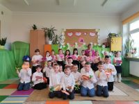 20. Dzień Rodziny - dzieci z laurkami pozują do zdjęcia.