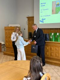 2. Uczennica odbiera nagrodę