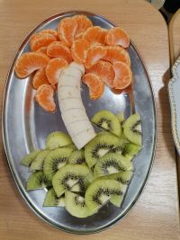 12. Kompozycja owocowa na tacy - Palma