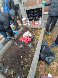 2. Porządki na cmentarzu.