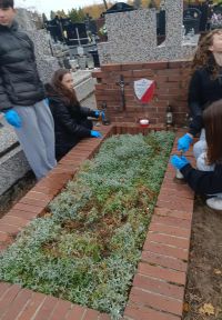 3. Porządki na cmentarzu