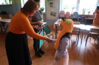 6. Dwie nauczycielki wręczają nagrodę dziecku