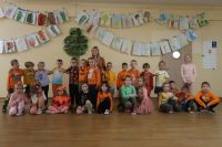 9. Dzieci z 0a i wychowawczyni stoją