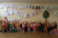 10. Dzieci z 0c i wychowawczyni stoją