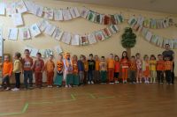 11. Dzieci z 0b i wychowawczyni stoją