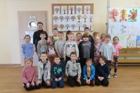 12. Dzieci z klasy 1 i wychowawczyni stoją