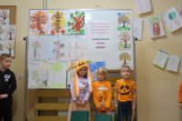 15. Troje dzieci stoi na tle dekoracji