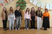 17. Pięć uczennic i dwie nauczycielki stoją