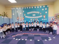 1. Pasowanie na przedszkolaka - Dzieci witają rodziców i pozują do zdjęcia