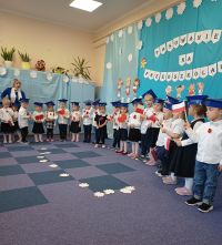 3. Pasowanie na przedszkolaka - Dzieci recytują wiersz ,,Kto ty jesteś''