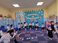 4. Dzieci w parach tańczą z piosenką ,,Małe czerwone jabłuszko''.