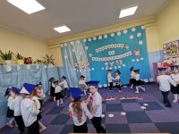 5. Dzieci tańczą ze śpiewem piosenki ,,Małe czerwone jabłuszko''.