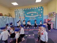 6. Pasowanie na przedszkolaka - dzieci tańczą z piosenką ,,Poszło dziewczę po ziele''.