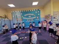 7. Dzieci śpiewają i tańczą utwór ,,Poszło dziewczę po ziele''.