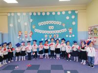 8. Pasowanie na przedszkolaka - Dzieci z flagami i sercami śpiewają piosenkę ,,Polska to mój kraj''.