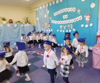 9. Taniec dzieci w parach ze śpiewem piosenki.