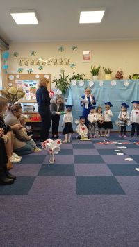 10. Pani dyrektor dokonuje pasowania dziecka na przedszkolaka